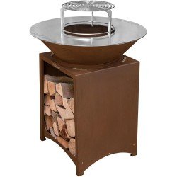 Brasero extérieur sur pied en métal avec panier à bois et brasero rond, sur socle de rangement pour bois.